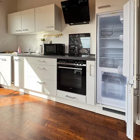 3 Apartment, 110 Qm, Max 5 Personen, Balkon, Parkplatz, Internet 250 Mbit